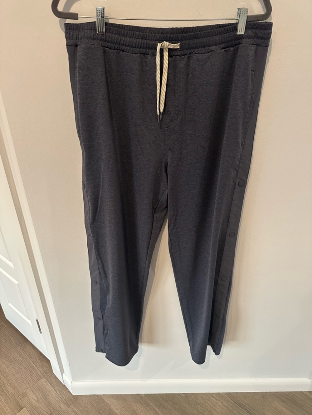 Vuori Charcoal Drawstring Snap-Trim Joggers